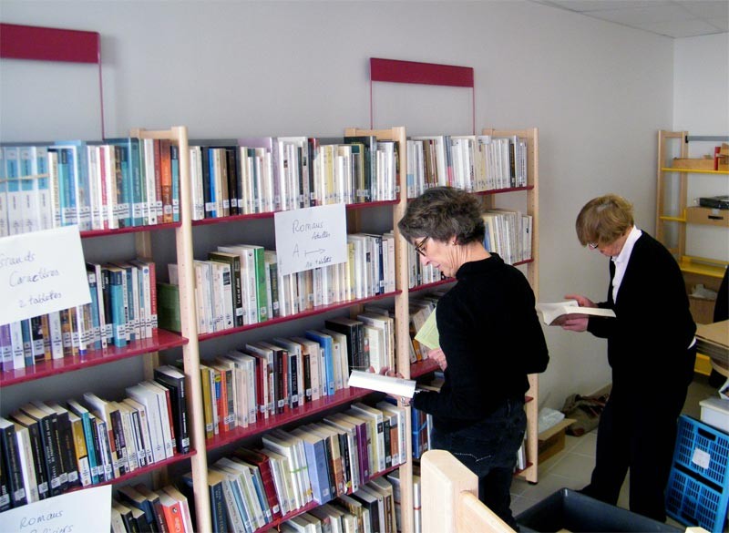 Installation des livres par Mme Chivard de la Médiathèque Départementale de l'Orne et son équipe 